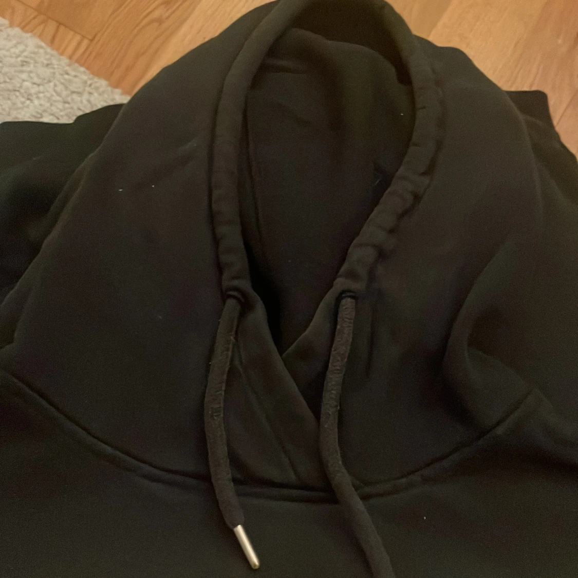 Svart hoodie från Lindex med huva - 2
