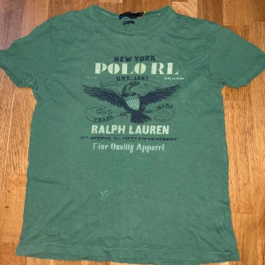 Polo Ralph Lauren Tshirt Grön Custom Fit M - Köpt för 899 länge sen. Några hål se bilder. 