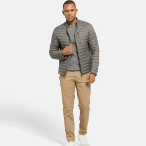 Helt Ny Colmar Jacka Herr Mörkgrå - Stilren och exklusiv dunjacka från Colmar, känd för sin kvalitet och italienska design. Jackan är i deras klassiska och eleganta mörkgråa färg och med deras ikoniska Colmar-emblem på armen. Perfekt till både vardag men även uppklädda tillfällen – lätt, varm och otroligt bekväm. Självklart finns kvitto!  🧥 Storlek: 50/M 🌟 Skick: Helt ny, aldrig använd – lappar och påse kvar! 💰 Nypris hos Colmar: 3 500 kr  Lyxig känsla till ett mycket bättre pris – perfekt till hösten/vintern!