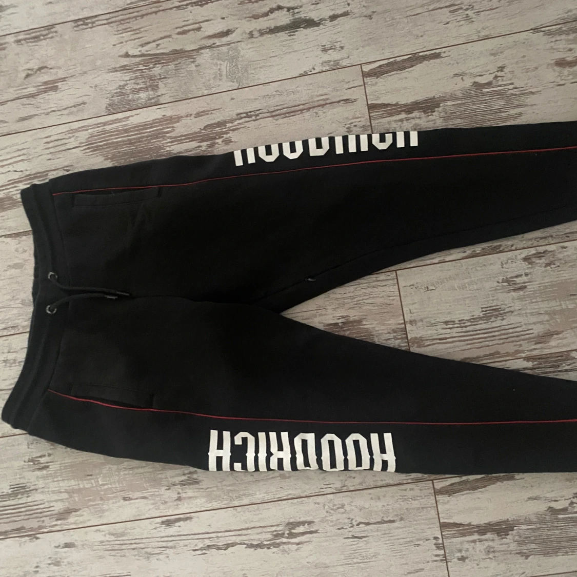 Svarta Hoodrich mjukisbyxor med tryck - 1