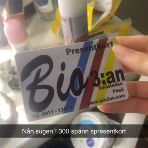Bio 3:an Presentkort - Presentkort till Bio 3:an i Piteå med ett värde på 300 kr. Kortet är i gott skick och kan användas för att köpa biobiljetter eller snacks på biografen. Perfekt för filmälskare eller som present.