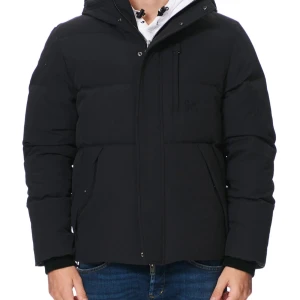 Svart vinterjacka från Kenzo - Svart vinterjacka från Kenzo med huva, dragkedja och tryckknappar. Jackan har en stilren design med diskret logga på bröstet och flera praktiska fickor. Perfekt för kalla dagar när du vill hålla stilen och värmen. Pris kan diskuteras genom snabbaffär