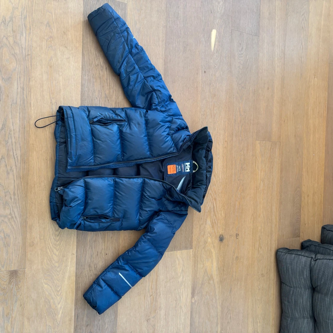 Mörkblå pufferjacka från Helly Hansen - 2