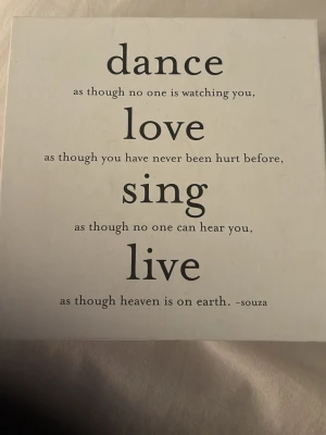 Fin låda med olika texter och brev  - Tänk låda