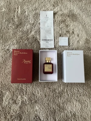 baccarat Rouge 540 - ✨ Maison Francis Kurkdjian Baccarat Rouge 540 Extrait de Parfum ✨  Säljer min exklusiva Baccarat Rouge 540 Extrait de Parfum från Maison Francis Kurkdjian. En lyxig, intensiv och mycket omtyckt doft med noter av bittermandel, saffran, jasmin, amber och träiga toner. Doften är elegant, varm och har mycket lång hållbarhet.  Extrait-versionen är mer koncentrerad än Eau de Parfum och ger ett djupare och rikare intryck. Passar både kvinnor och män, perfekt för både vardag och fest.  Parfymen är i fin