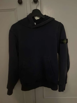 Stone Island hoddie  - Tjenare säljer min Stone Island hoddie, den är i storlek xs säljer den pga den är för liten för mig. Hör av er vid frågor ✅