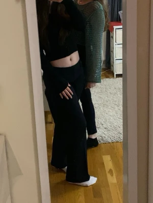 Svarta kostymbyxor med låg midja - Svarta kostymbyxor med låg midja från Bikbok. Är i storlek 38 och de sitter löst på mig och därför vill jag sälja de. Dem har inga skador eller liknande och har jättebra skick. Köpta för 499kr och säljer för 300kr men pris kan diskuteras.