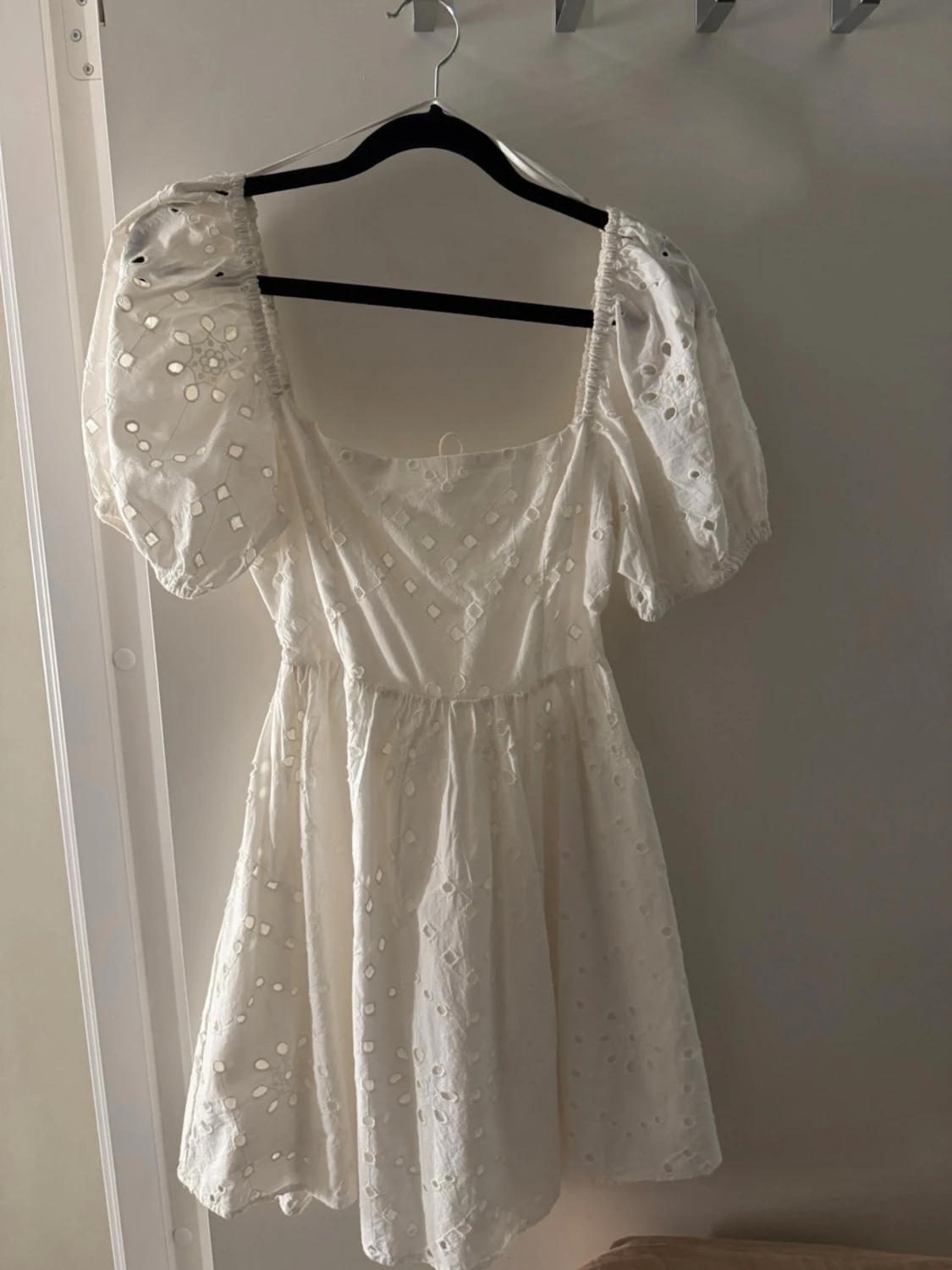 Vit kort klänning med puffärm