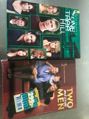 Två Boxar Two and a half men oöppnade  - Två boxarTwo and a Half  manoöppnadr inplastade 