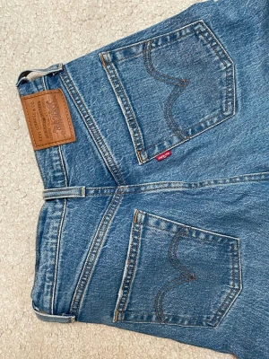 Levis jeans  - Säljer Levis jeans med hög midja och raka ben. I bra skick! Säg till om du vill ha fler bilder eller vill diskutera pris💕