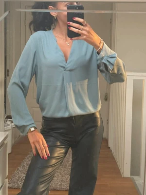 Elegant turkos blus från Åhléns - Strl M