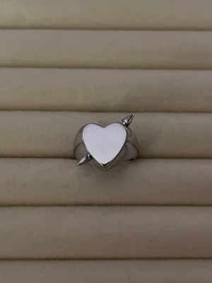 Alvaz Essentials ”Heart Arrow Ring” inspirerad ring - Aldrig använd, silverpläterad och tillverkad i rostfritt stål. Nickelfri. Om du har fler frågor, tveka inte att höra av dig 🤗