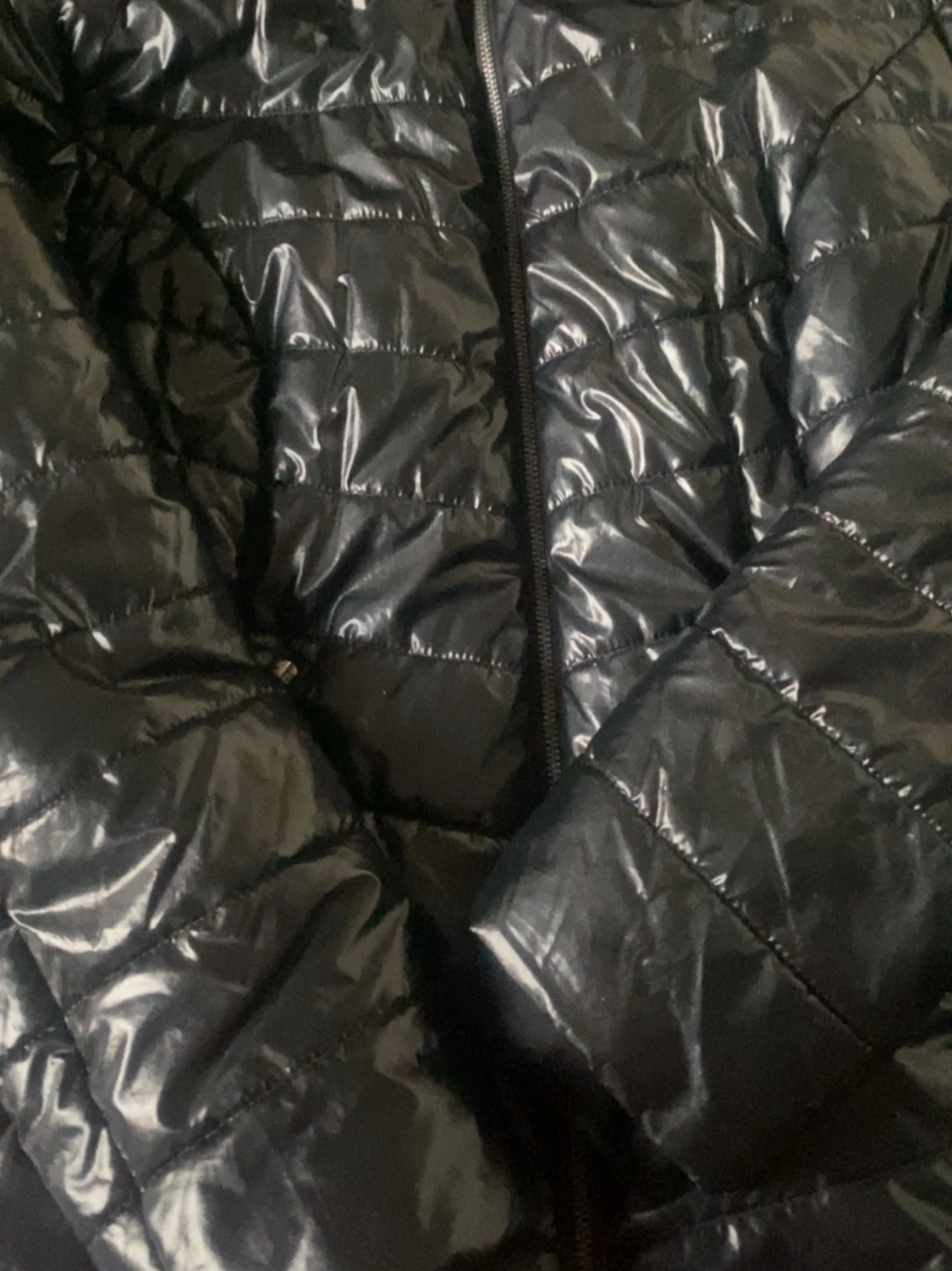 Svart glansig pufferjacka med fuskpäls - 2