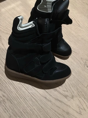 Oanvända isabel marant liknande skor - Säljer dessa Isabel Marant liknande skor. Köpta här på plick men de var för stora så därav säljer jag dom. De är helt oanvända. 