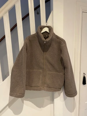 Teddyjacka  - Mysig beige teddyjacka från 157 i storlek L, i mycket bra skick!😊
