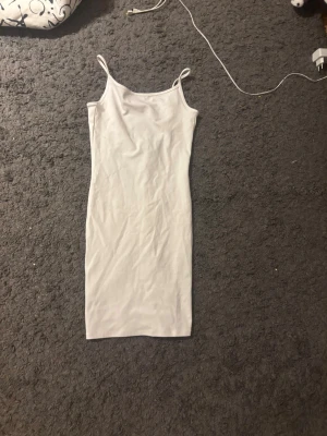 Vit kort klänning från BikBok - Tajt vit klänning från BilBok