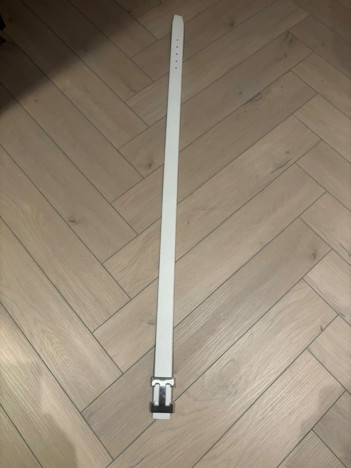 Vit skärp med metallspänne - 1