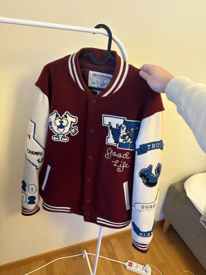 True Religion Jacka - Köpt för några år sedan aldrig använd, Nypris 2800kr. Jackan är storlek S men passar även M. Har även kvar kvitto.