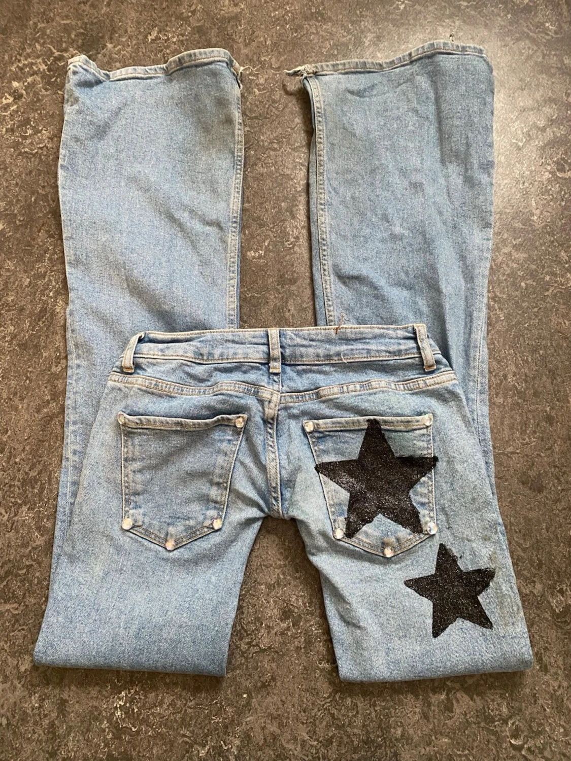 Ljusblå jeans med svarta stjärnor - 1