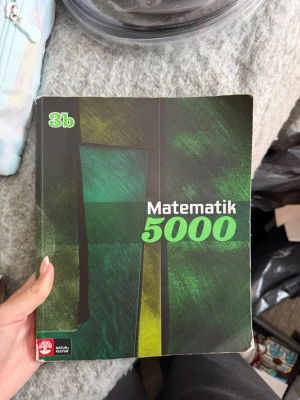 Matematik 5000 3b - Matematik 5000 3b är en populär mattebok för gymnasiet, perfekt för dig som vill klara matten med tydlig struktur och varierade uppgifter. Passar både för plugg hemma och i skolan. Boken är anpassad för flera program och gör matten mer engagerande.