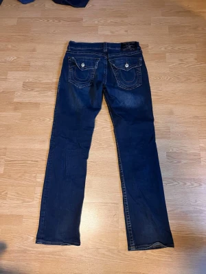 True religion jeans - Ett par blåa herr true religion jeans i mycket bra skick! De är i storlek 32😊