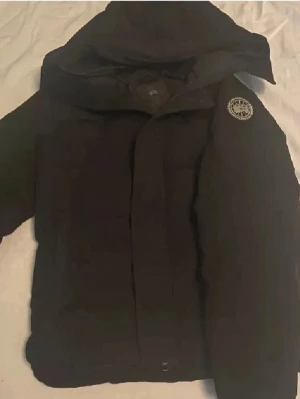  Canada Goose - Säljer en svart canada goose jacka med svart logo. Håller en riktigt varm under vintern och väldigt stiligt bland ungdomar. Kontakta gärna om ni är intresserad ☺️