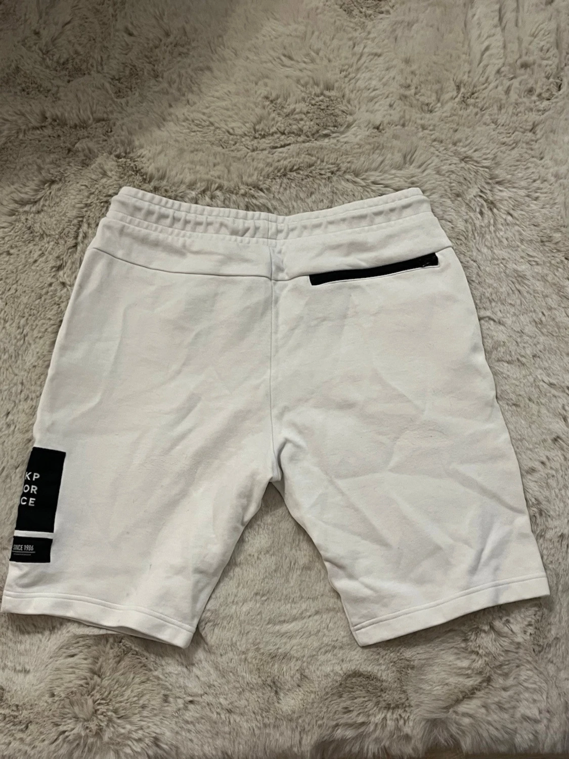 Vita Peak Performance shorts med snörning - 2