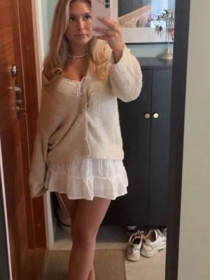 Vit volangklänning - Supersöt vit kortklänning med volanger från Gina tricot!! Super söt man kan vika den lite som man vill om man vill ha den längre eller kortare, pris kan diskuteras!👗❤️