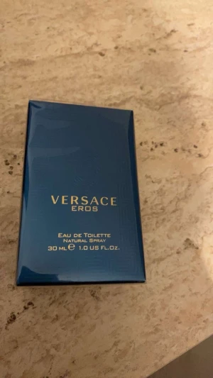 Versace Eros EdT 30ml - Versace Eros Eau de Toilette 30 ml. Tillverkad i Italien. Ingredienser: Alcohol Denat., Parfum, Aqua, Limonene, Ethylhexyl Methoxycinnamate, Butyl Methoxydibenzoylmethane, Ethylhexyl Salicylate, Coumarin, Linalool, Alpha-Isomethyl Ionone, Citronellol, Citral, Geraniol, Cinnamal, Eugenol.