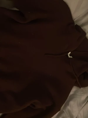 Vinröd stickad hoodie  - Vinröd stickad hoodie från Gina. Passar xs/s. Använt nån gång bara! Pris kan diskuteras 