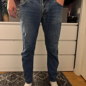 Jacob Cohen  blå jeans straight fit - Ett par sjukt najs Jacob Cohen jeans, tyvärr så är fickorna på insidan sprukna men inget som är svårt att sy ihop, dm för bild.
