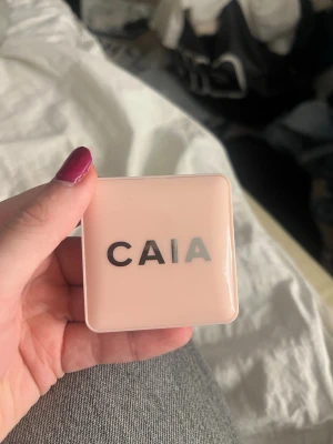 CAIA Glow Blush Wild Strawberry - Säljer en CAIA Glow Blush i nyansen Wild Strawberry. Rouget kommer i en snygg ljusrosa kompakt dosa med spegel och har en varm, persikorosa ton med glow. Perfekt för att ge kinderna ett fräscht och strålande intryck. Smidig att ha med i väskan.