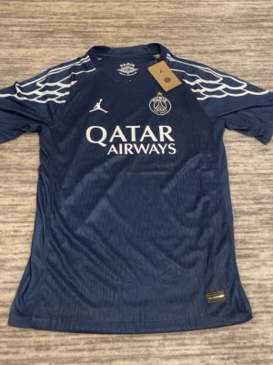 Psg T-shirt  - Säljer en blå PSG T-shirt 25/26 i storlek S kan gå ner i pris på snabbköp.