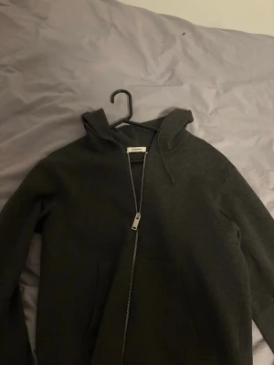 Sandro Hoodie M - Köpt i nk Stockholm. Använder ej så drf jag säljer 