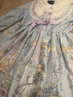 reserverad - sjukt söt lolita klänning från korea🫰💓 Står storlek M men tror det är nog en asiatisk M så är nog mer som en S skulle jag gissa, det finns lite defekter här o där fråga om bild så fixar jag på de jag kan hitta💗Designen har ett alice i underlandet liknat tema