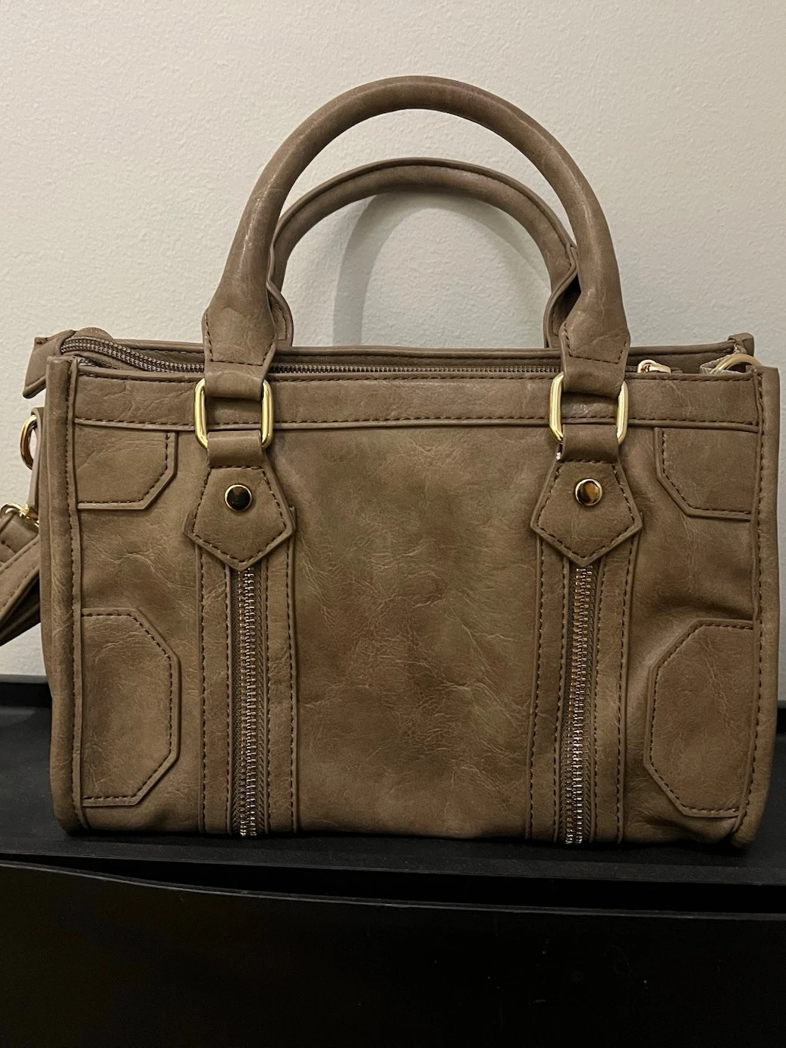 Brun/khaki handväska med gulddetaljer - 4