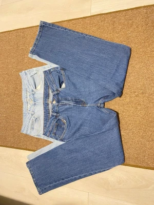 Två par raka jeans från Denim Project - Säljer två par raka jeans från Denim Project. Ett par är ljusblåa och det andra är klassiskt blå. Båda har, fem fickor och broderad detalj på bakfickan. Perfekta för dig som gillar en enkel och clean look med raka ben. Strl 28/32 på båda. Pris kan diskuteras🙌🏻