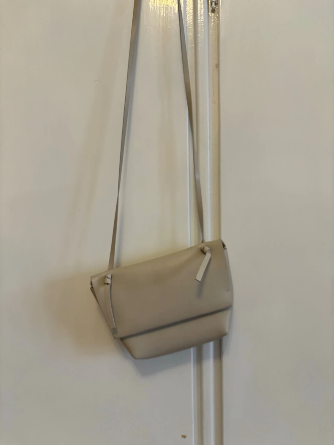 Beige axelväska från Acne Studios - 1