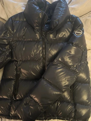 Colmar jacka  - Mörkblå jättesnygg Colmarjacka! Storlek 44 och passar mig som har ungefär S💕