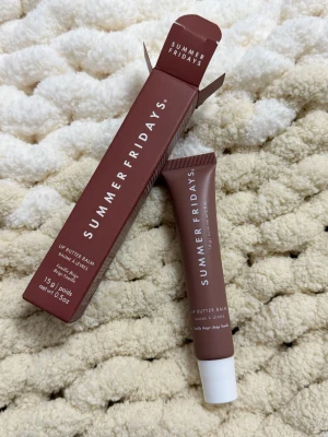 Summer Fridays Lip Butter Balm Vanilla Beige - Lip Butter Balm från Summer Fridays i färgen Vanilla Beige. Kommer i en snygg brun tub med vit kork och matchande kartong. Innehåller 15g och har en krämig formula som ger läpparna en mjuk känsla och subtil glans med hint av vanilj.