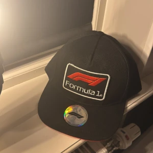 F1 keps - En splitter ny f1 keps köpt år 2026 man kan ändra storlek på baksidan och den är bekväm 