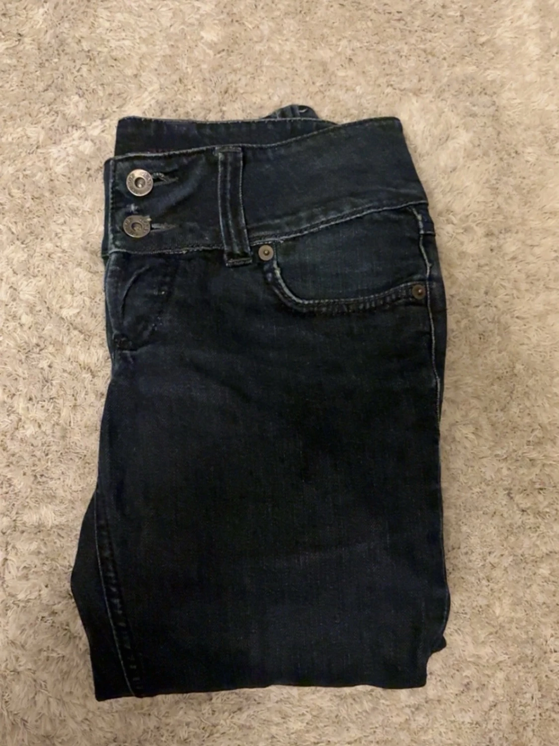 Mörkblå jeans med nitar på fickor - 1