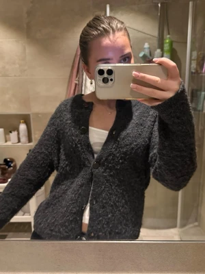 Kofta  - Såå fin och skön fluffig grå kofta! Snygg passform med knappar🫶🏼 storlek M men tycker den passar xs/s jätte bra.