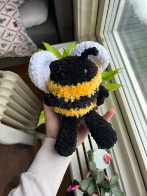 Virkat Jellycat-Bi - Supersött virkat Jellycat-bi, med extra fluffigt garn.💛🖤🐝 OBS:  !Dessa innehåller säkerhetsögon som inte rekommenderas för barn under 3 år!
