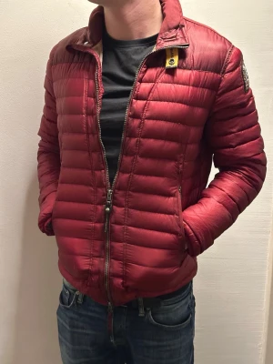 Parajumpers Daytripper  - Säljer en fet Parajumpers Daytripper röd i storlek M! Hör av er vid frågor/funderingar!