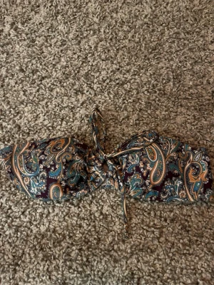 Tube bikini överdel  - Säljer bikini överdel som är oanvänd säljer bara för den var i fel storlek. Skulle gissa på att den är 75 b 