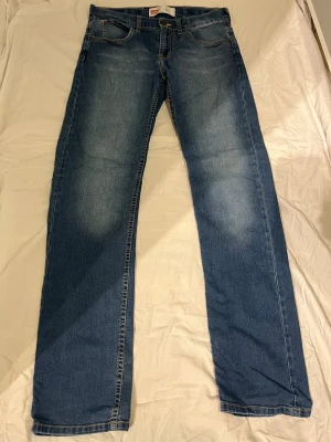 Levis - Hej! Säljer ett par snygga Levis jeans och passar storlek 28-30. Inga hål eller slitage, har ni några frågor är det bara att säga till! MVH