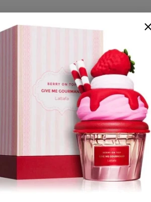 Berry On Top parfym 75ml - Ge din stil en söt twist med Berry On Top Give Me Gourmand från Lattafa. Flaskan har en lekfull design inspirerad av dessert och rymmer 75ml Eau de Parfum. Perfekt för dig som gillar unika och färgglada detaljer i din samling.