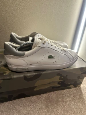 Lacoste skor  - Nu säljer jag mina Lacoste skor i mycket fint skick! Har använt skorna i sparsamt och inga större defekter. Hör av dig vid funderingar, mvh Melwin🙌