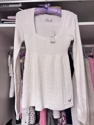 Babydoll top 2000s - 2000s drop Hollister babydoll top i stl xs. Helt ny med prislapp, säljer för den vart för stor för mej, passar xs/s!!